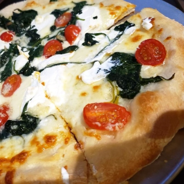 Bianca w/Spinach & Tomato Pizza (18").